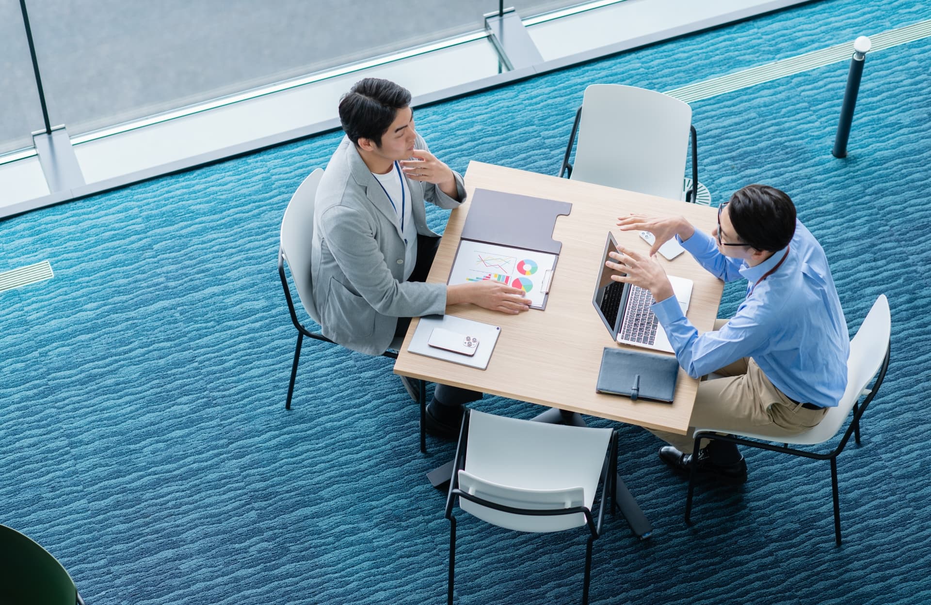 経営者とカウンセラーの相談風景